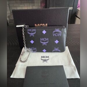 🆕💜🖤MCM KEY POUCH IN COLOR SPLASH LOGO LEATHER🖤💜🆕